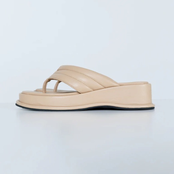 Princess Polly tan platform flip flops - Picture 2 of 14